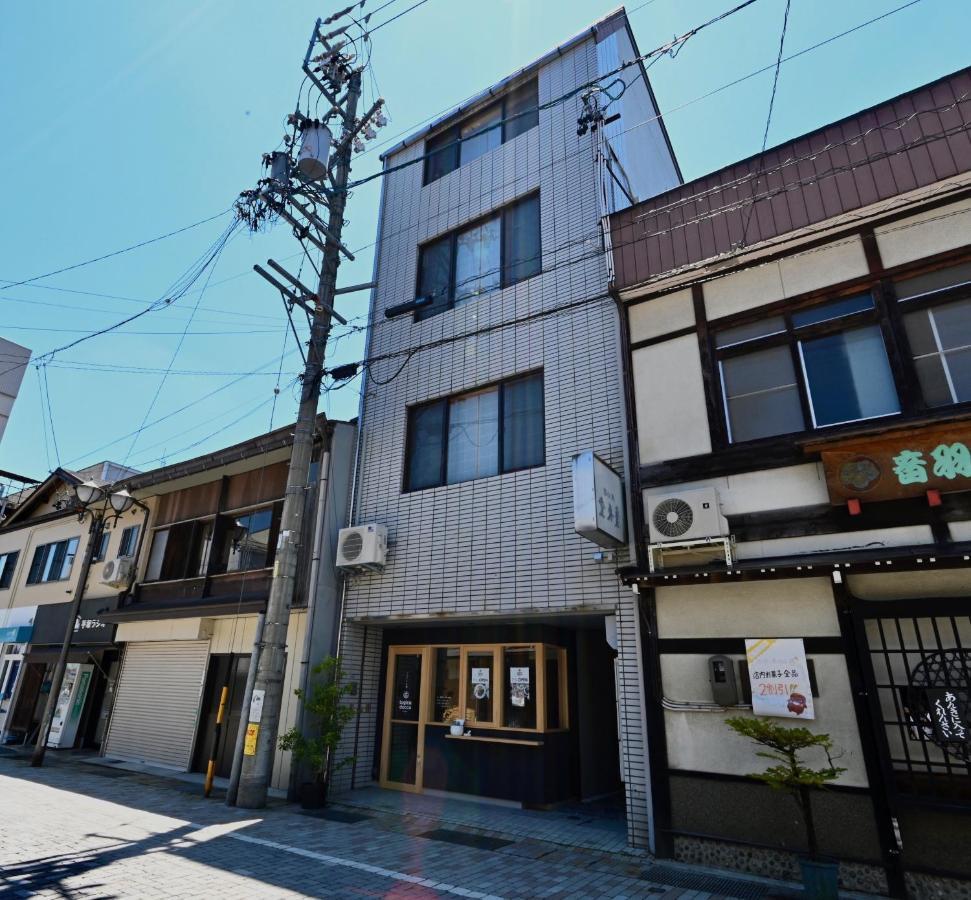 Manabi-Stay Takayama Sakura 提携駐車場利用可 古い町並みまで徒歩1分 最大9名宿泊可能な一等地で人工温泉を楽しむ Extérieur photo